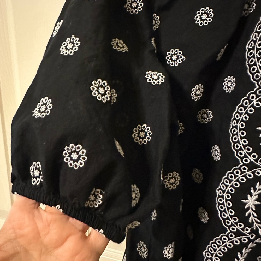 LOFT Black and White embroidered eyelet Blouse size small - Picture 6 of 6